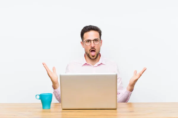 Joven Hombre Negocios Guapo Sentirse Feliz Emocionado Sorprendido Sorprendido Sonriendo — Foto de Stock