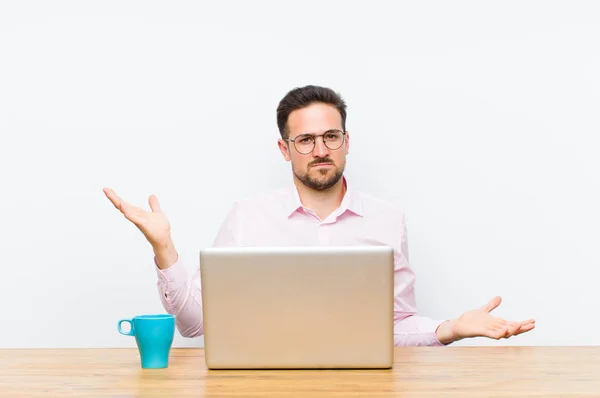 Jonge Knappe Zakenman Zoek Verbaasd Verward Gestrest Zich Afvragend Tussen — Stockfoto