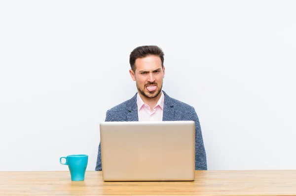 Joven Hombre Negocios Guapo Sintiéndose Disgustado Irritado Sacando Lengua Detestando — Foto de Stock