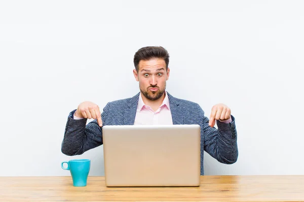 Junger Gutaussehender Geschäftsmann Mit Offenem Mund Der Mit Beiden Händen — Stockfoto