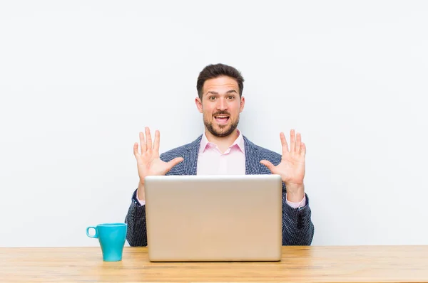 Jonge Knappe Zakenman Voelt Zich Verbijsterd Bang Bang Voor Iets — Stockfoto