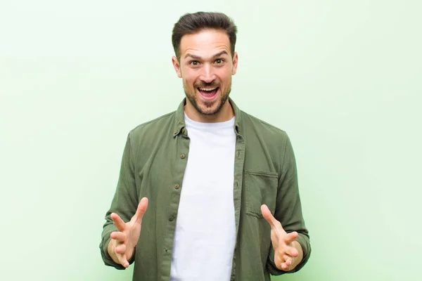 Jovem Bonito Homem Sentindo Feliz Surpreso Sortudo Surpreso Como Dizer — Fotografia de Stock