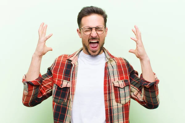 Joven Guapo Hombre Furiosamente Gritando Sintiéndose Estresado Molesto Con Las — Foto de Stock