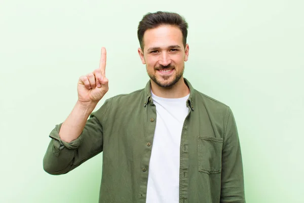 Joven Hombre Guapo Sonriendo Alegre Felizmente Apuntando Hacia Arriba Con —  Fotos de Stock