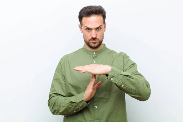 Junger Gutaussehender Mann Der Ernst Streng Wütend Und Unzufrieden Aussieht — Stockfoto