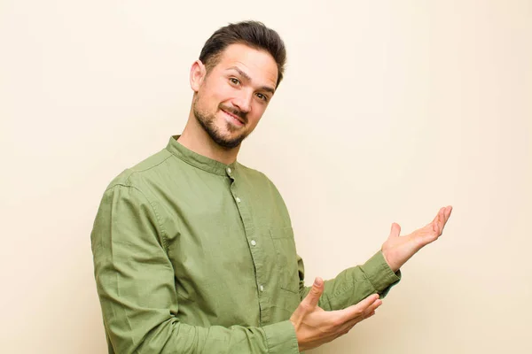 Joven Hombre Guapo Sonriendo Con Orgullo Confianza Sintiéndose Feliz Satisfecho —  Fotos de Stock