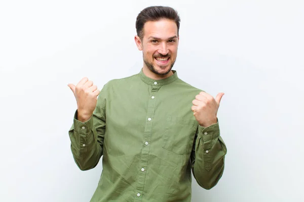 Joven Hombre Guapo Sonriendo Alegremente Luciendo Feliz Sintiéndose Despreocupado Positivo —  Fotos de Stock