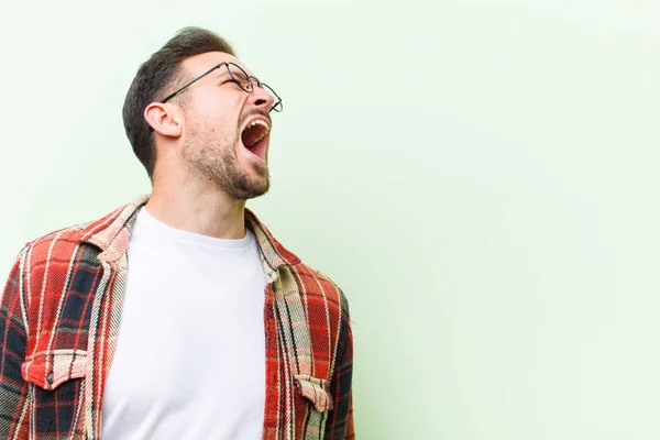 Joven Hombre Guapo Gritando Furiosamente Gritando Agresivamente Mirando Estresado Enojado — Foto de Stock