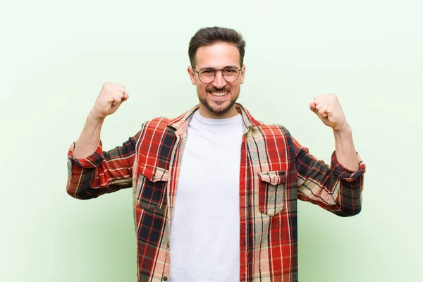 Mladý Pohledný Muž Cítí Šťastný Překvapený Hrdý Křičí Oslavuje Úspěch — Stock fotografie