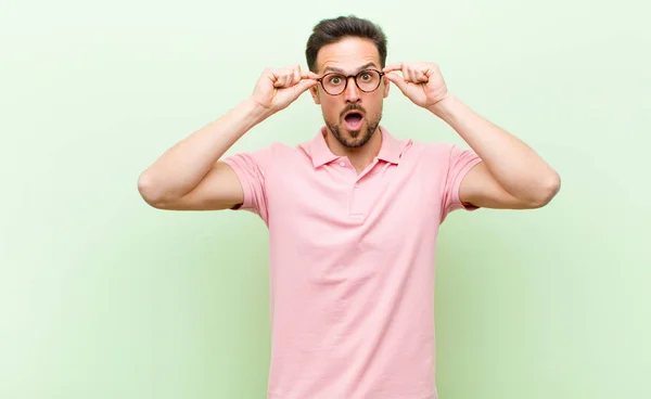 Junger Gutaussehender Mann Schockiert Erstaunt Und Überrascht Mit Brille Und — Stockfoto