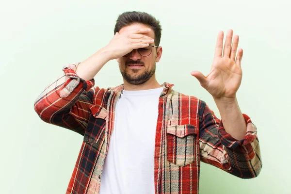 Ung Stilig Man Täcka Ansiktet Med Handen Och Sätta Andra — Stockfoto