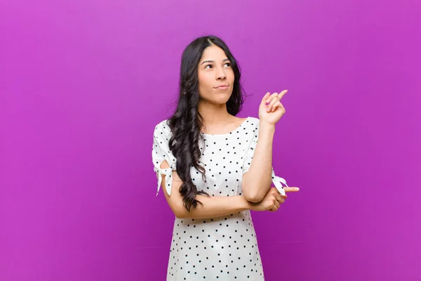 Young Pretty Latin Woman Smiling Happily Looking Sideways Wondering Thinking — Stock Photo, Image