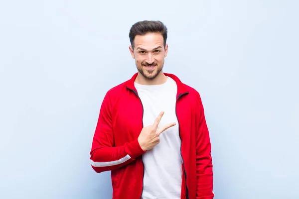 Jovem Homem Bonito Esportes Monitor Sentindo Feliz Positivo Bem Sucedido — Fotografia de Stock