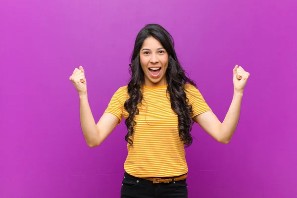 Jovem Mulher Latina Bonita Sentindo Feliz Surpreso Orgulhoso Gritando Celebrando — Fotografia de Stock