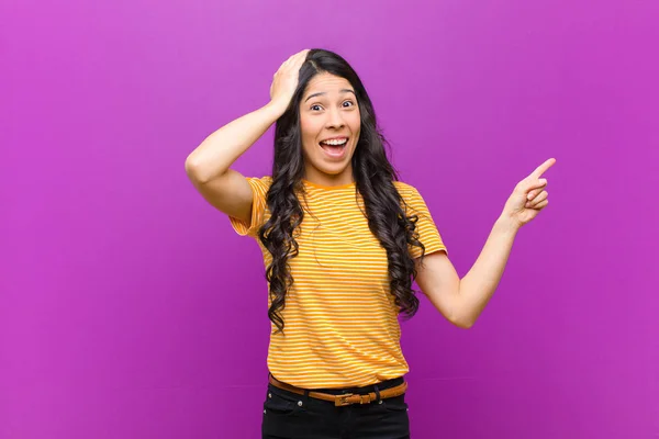 Giovane Bella Donna Latina Ridendo Guardando Felice Positivo Sorpreso Realizzando — Foto Stock