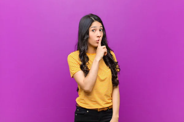 Jovem Bonita Latina Pedindo Silêncio Sossego Gesticulando Com Dedo Frente — Fotografia de Stock