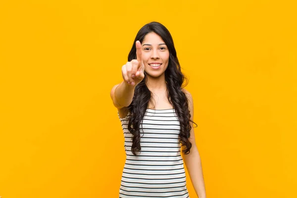 Jovem Mulher Latina Bonita Sorrindo Olhando Amigável Mostrando Número Primeiro — Fotografia de Stock