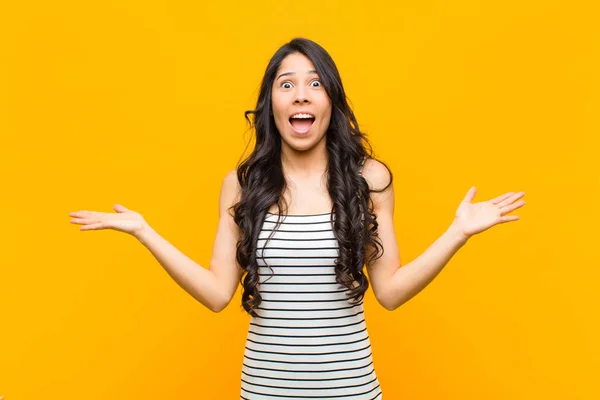 Jovem Mulher Latina Bonita Sentindo Feliz Animado Surpreso Chocado Sorrindo — Fotografia de Stock