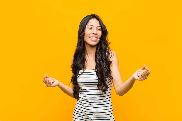 Jong Mooi Latijn Vrouw Glimlachen Gevoel Zorgeloos Ontspannen Gelukkig Dansen — Stockfoto