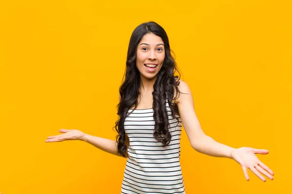 Jovem Bonita Mulher Latina Olhando Feliz Arrogante Orgulhoso Auto Satisfeito — Fotografia de Stock