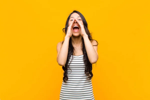 Jong Mooi Latijn Vrouw Voelt Zich Gelukkig Opgewonden Positief Het — Stockfoto