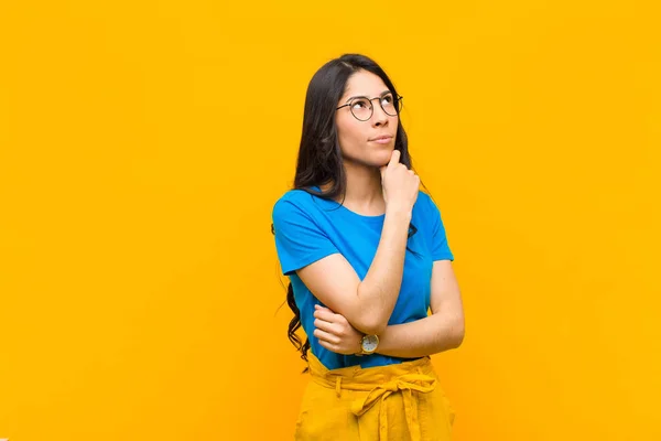 Jovem Mulher Latina Bonita Sentindo Pensativo Imaginando Imaginando Ideias Sonhando — Fotografia de Stock