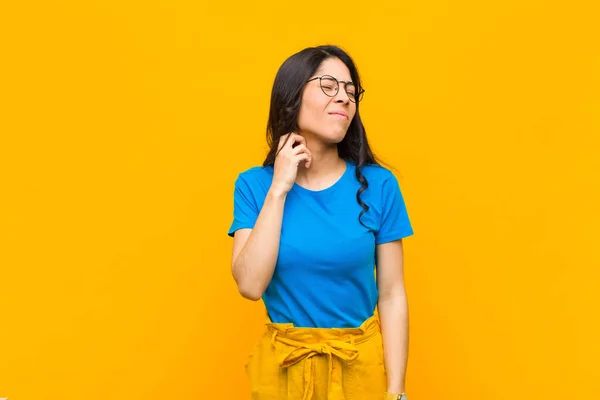 Jovem Mulher Latina Bonita Sentindo Estressado Frustrado Cansado Esfregando Pescoço — Fotografia de Stock