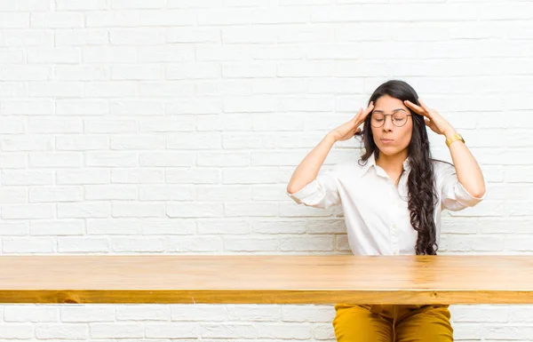 Ung Söt Latinamerikansk Kvinna Ser Koncentrerad Omtänksam Och Inspirerad Brainstorming — Stockfoto