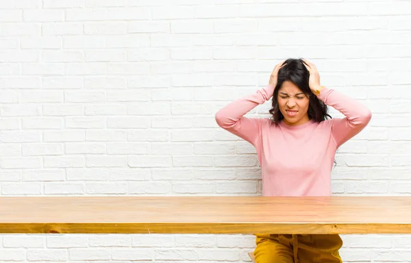 Ung Söt Latinamerikansk Kvinna Känner Sig Stressad Och Frustrerad Lyfter — Stockfoto