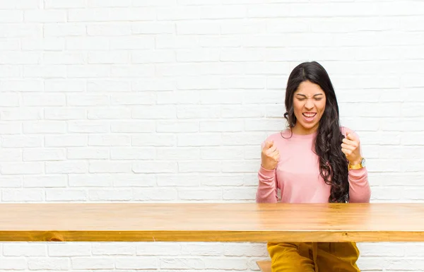 Junge Hübsche Lateinische Frau Schreit Triumphierend Lacht Und Fühlt Sich — Stockfoto