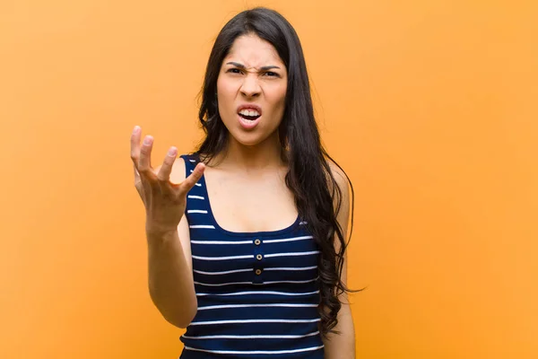 Joven Mujer Bastante Hispana Mirando Enojado Molesto Frustrado Gritando Wtf —  Fotos de Stock