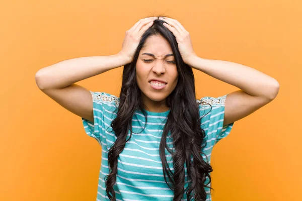 Ung Söt Latinamerikansk Kvinna Känner Sig Stressad Och Frustrerad Lyfter — Stockfoto