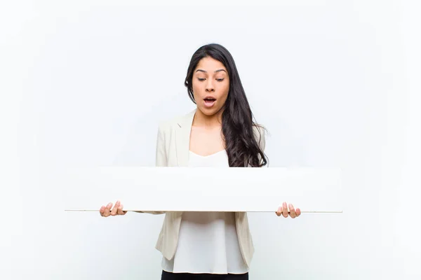 Jovem Hispânico Bonita Mulher Com Cartaz — Fotografia de Stock