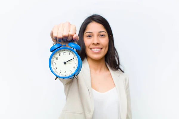 Jeune Hispanique Jolie Femme Avec Une Horloge — Photo