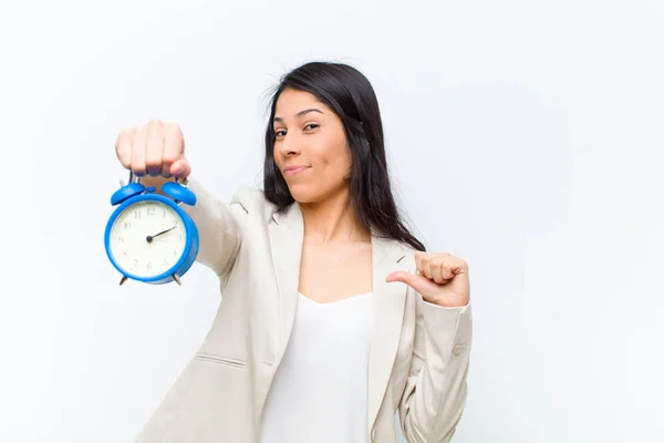 Jong Hispanic Mooi Vrouw Met Een Klok — Stockfoto