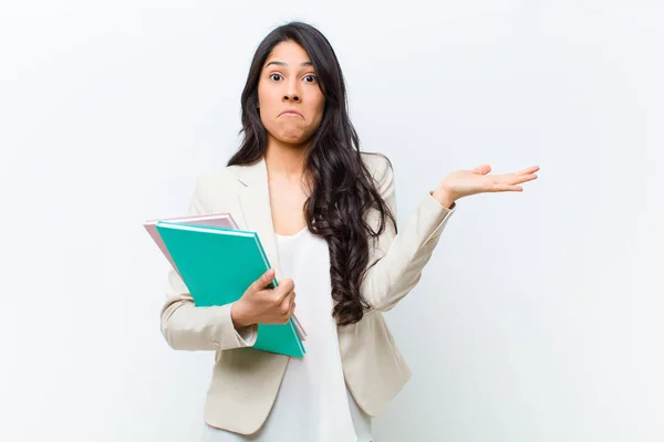 Joven Hispana Bonita Mujer Con Libro — Foto de Stock