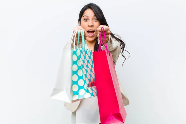 Ung Latinamerikansk Vacker Kvinna Med Shoppingväskor — Stockfoto
