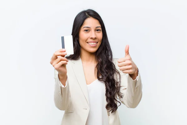 Giovane Ispanica Bella Donna Con Una Carta Credito — Foto Stock