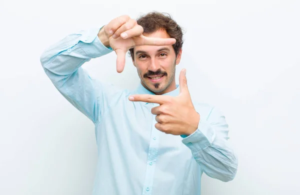 Jovem Homem Bonito Sentindo Feliz Amigável Positivo Sorrindo Fazendo Retrato — Fotografia de Stock