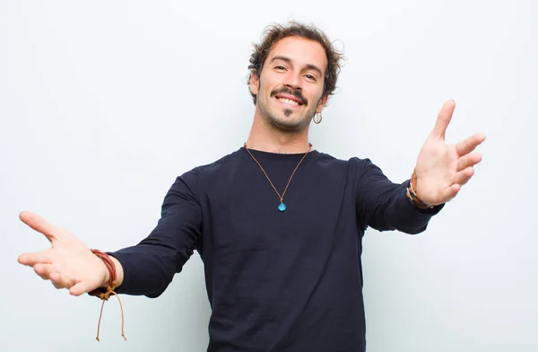 Joven Hombre Guapo Sonriendo Alegremente Dando Cálido Amistoso Cariñoso Abrazo — Foto de Stock