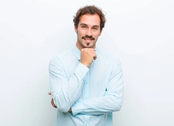 Joven Hombre Guapo Sonriendo Disfrutando Vida Sintiéndose Feliz Amistoso Satisfecho — Foto de Stock