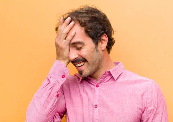 Junger Gutaussehender Mann Lacht Und Klopft Sich Auf Die Stirn — Stockfoto