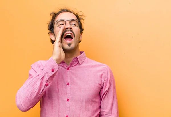 Young Handsome Man Yelling Loudly Angrily Copy Space Side Hand — Stock Photo, Image