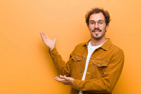 Ung Stilig Man Ler Stolt Och Tryggt Känner Sig Glad — Stockfoto