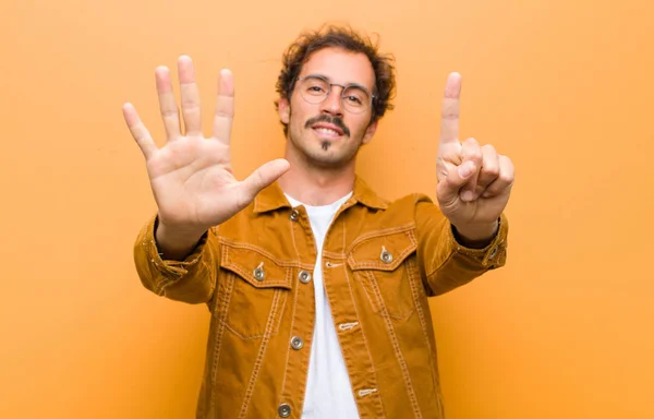 Junger Gutaussehender Mann Lächelt Und Sieht Freundlich Aus Zeigt Nummer — Stockfoto