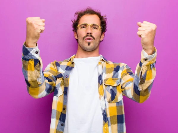 Joven Hombre Guapo Celebrando Éxito Increíble Como Ganador Mirando Emocionado — Foto de Stock