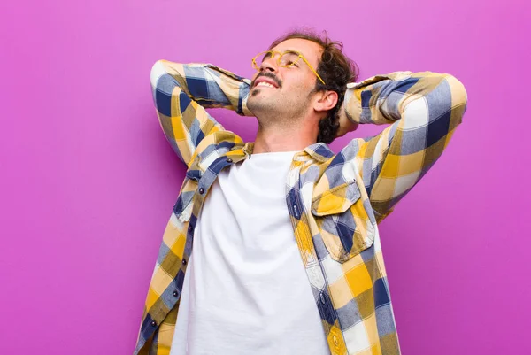 Ung Kjekk Mann Smiler Føler Seg Avslappet Tilfredsstilt Bekymringsløs Ler – stockfoto