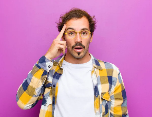 Joven Hombre Guapo Buscando Sorprendido Con Boca Abierta Sorprendido Realizando — Foto de Stock