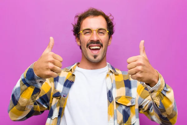 Jovem Bonito Homem Sorrindo Amplamente Olhando Feliz Positivo Confiante Bem — Fotografia de Stock