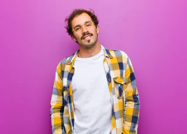 Joven Hombre Guapo Sonriendo Alegre Casualmente Con Una Expresión Positiva —  Fotos de Stock